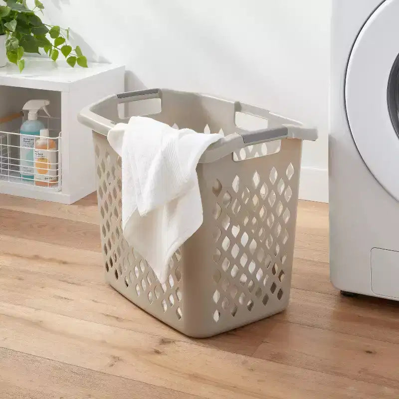 Cesto portabiancheria in plastica grigia con maniglie integrate, parte superiore aperta, capacità 74 litri