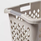 Cesto portabiancheria in plastica grigia con maniglie integrate, parte superiore aperta, capacità 74 litri