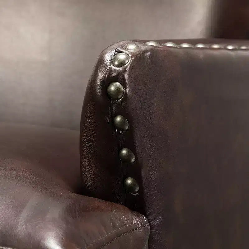 Poltrona a pozzetto in similpelle vegana di transizione con borchie decorative