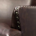 Poltrona a pozzetto in similpelle vegana di transizione con borchie decorative