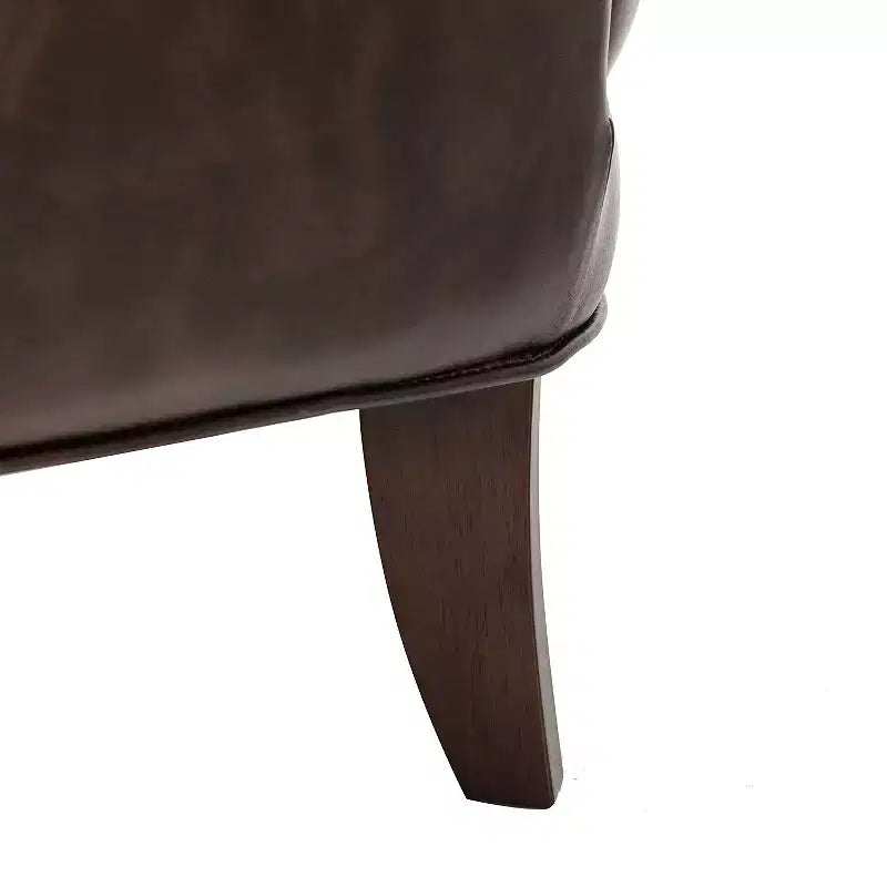 Poltrona a pozzetto in similpelle vegana di transizione con borchie decorative