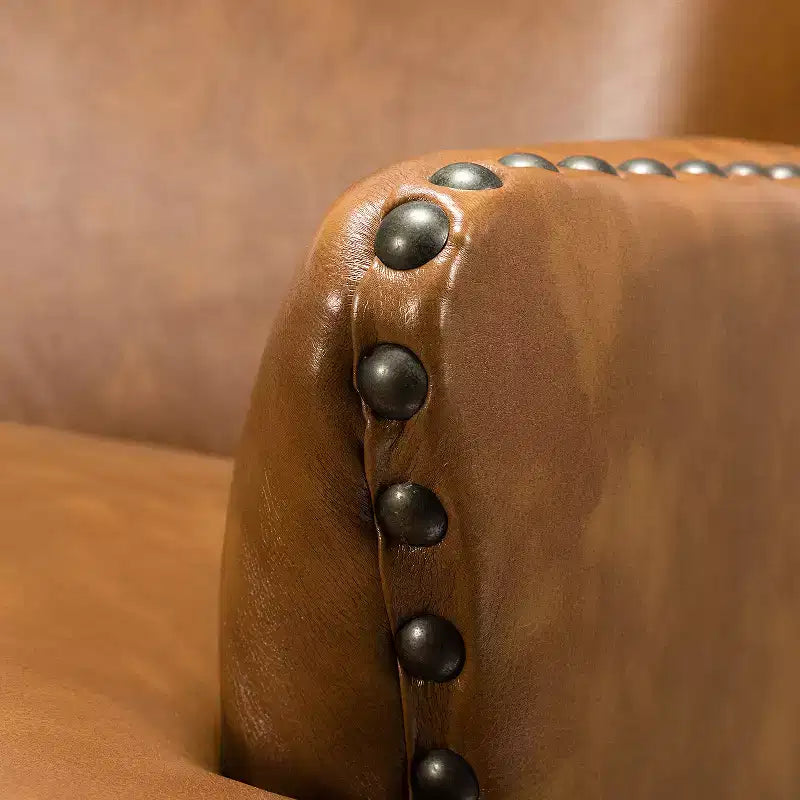 Poltrona a pozzetto in similpelle vegana di transizione con borchie decorative