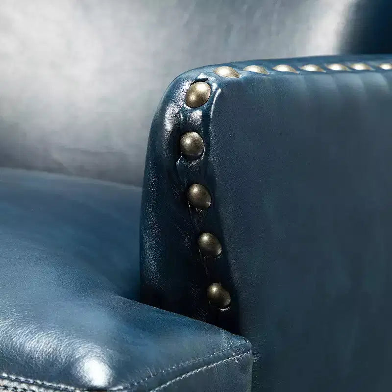 Poltrona a pozzetto in similpelle vegana di transizione con borchie decorative
